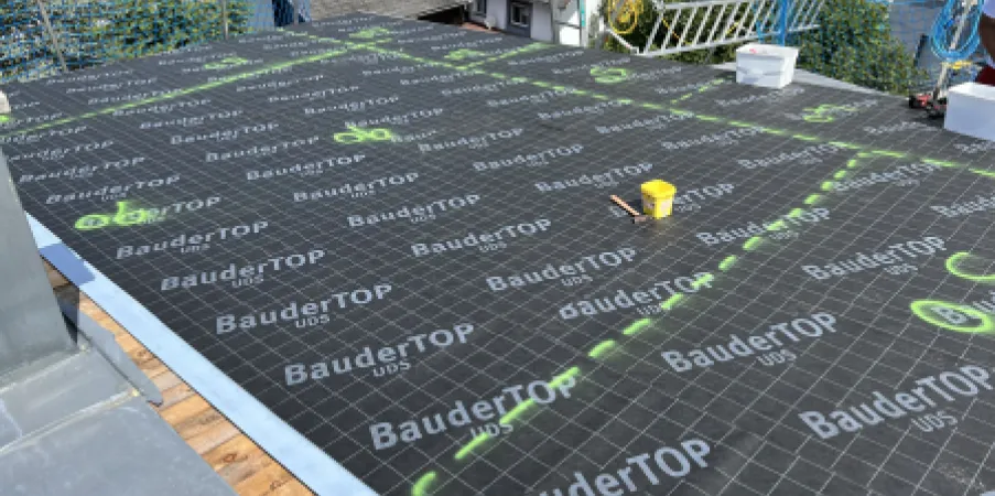 Die Konstruktion eines Daches aus Edelstahl ist im Gange.