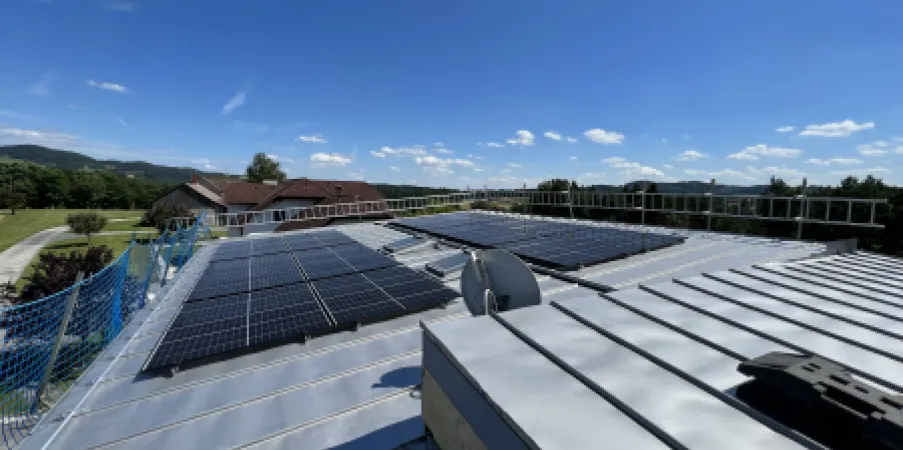 Dach aus Edelstahl mit Solarmodulen