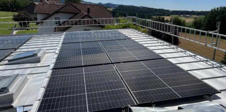 Dach aus Edelstahl mit Solarmodulen